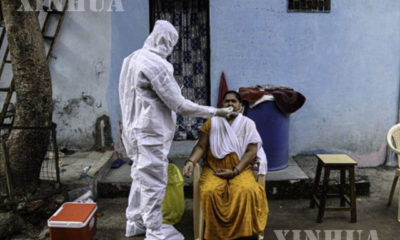 အိန္ဒိယနိုင်ငံ မွန်ဘိုင်းမြို့၌ ကျန်းမာရေးဝန်ထမ်းတစ်ဦးက COVID-19 ရှိ/မရှိ စစ်ဆေးရန် Swab ရယူနေမှုအား တွေ့ရစဉ်(ဆင်ဟွာ)