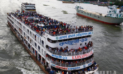 ဘင်္ဂလားဒေ့ရှ်နိုင်ငံ ဒါကာမြို့တော်ရှိ Sadarghat တူးမြောင်းအတွင်း ဖြတ်သန်းသွားလာနေသော ကူးတို့သင်္ဘောတစ်စင်းအား ၂၀၂၀ ပြည့်နှစ် ဇူလိုင် ၃၀ ရက်က တွေ့ရစဉ်(ဆင်ဟွာ)
