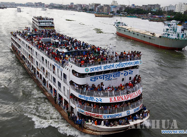 ဘင်္ဂလားဒေ့ရှ်နိုင်ငံ ဒါကာမြို့တော်ရှိ Sadarghat တူးမြောင်းအတွင်း ဖြတ်သန်းသွားလာနေသော ကူးတို့သင်္ဘောတစ်စင်းအား ၂၀၂၀ ပြည့်နှစ် ဇူလိုင် ၃၀ ရက်က တွေ့ရစဉ်(ဆင်ဟွာ)