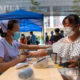 တရုတ်နိုင်ငံ ယူနန်ပြည်နယ် အနောက်တောင်ပိုင်း ရွှေလီမြို့ Jingcheng ဆေးရုံရှိ COVID-19 ကာကွယ်ဆေးထိုးနှံသောနေရာတစ်ခုတွင် အမျိုးသမီးတစ်ဦးအား သွေးပေါင်ချိန်ပေးနေသည်ကို တွေ့ရစဉ် (ဆင်ဟွာ)