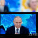 ရုရှားနိုင်ငံ မော်စကိုမြို့တွင် နှစ်ပတ်လည်သတင်းစာရှင်းလင်းပွဲ၌ စကားပြောနေသည့် သမ္မတ ဗလာဒီမာပူတင်အား တွေ့ရစဉ် (ဆင်ဟွာ)