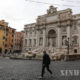 အီတလီနိုင်ငံ ရောမမြို့၌ နှာခေါင်းစည်းတပ်ဆင်သွားလာနေသူ တစ်ဦးအား တွေ့ရစဉ်(ဆင်ဟွာ)