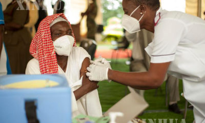 ၂၀၂၁ ခုနှစ်၊ မာလာဝီနိုင်ငံ Zomba ရွာ၌ COVID-19 ကာကွယ်ဆေး အထိုးခံနေသည့် ဒေသခံတစ်ဦးအားတွေ့ရစဉ် ((Xinhua/Joseph Mizere)