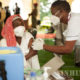 ၂၀၂၁ ခုနှစ်၊ မာလာဝီနိုင်ငံ Zomba ရွာ၌ COVID-19 ကာကွယ်ဆေး အထိုးခံနေသည့် ဒေသခံတစ်ဦးအားတွေ့ရစဉ် ((Xinhua/Joseph Mizere)
