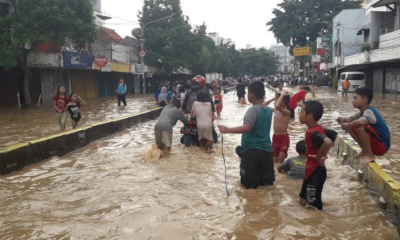 အင်ဒိုနီးရှားနိုင်ငံ အရှေ့ဂျာဗားပြည်နယ်၌ ဧပြီ ၃ ရက်က ‌ရေကြီးရေလျှံမှုဖြစ်ပွားနေစဉ်(ဓာတ်ပုံ-အင်တာနက်)