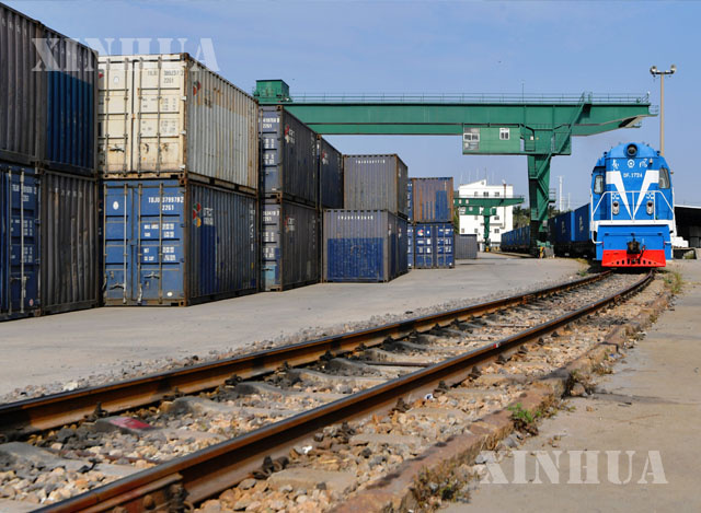 တရုတ်နိုင်ငံ ဖူကျန့်ပြည်နယ် ရှမန်မြို့ ဟိုင်ချန်းဘူတာတွင် တရုတ်-ဥရောပ ကုန်တင်ရထားအား ဧပြီ ၁၀ ရက်က တွေ့ရစဉ်(ဆင်ဟွာ)