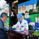 တရုတ်နိုင်ငံ ပေကျင်းမြို့တော် Xidan နယ်မြေအနီး COVID-19 ကာကွယ်ဆေးထိုးခြင်း ရွေ့လျားယာဉ်တွင် ကာကွယ်ဆေးမထိုးနှံမီ ဒေသခံတစ်ဦးအား သွေးပေါင်ချိန်ပေးနေစဉ် (ဆင်ဟွာ)