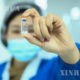 တရုတ်နိုင်ငံ မြို့တော် ပေကျင်းတွင် Sinovac Biotech ဆေးဝါးကုမ္ပဏီမှ ဝန်ထမ်းတစ်ဦးက COVID-19 inactivated ကာကွယ်ဆေးပုလင်းကို ပြသနေစဉ် (ဆင်ဟွာ)