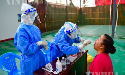 - တရုတ်နိုင်ငံ အနောက်တောင်ပိုင်း ယူနန်ပြည်နယ် ရွှေလီမြို့ရှိ ရောဂါစစ်ဆေးသောနေရာတွင် COVID-19 စစ်ဆေးရန် အမျိုးသမီးတစ်ဦးထံမှ တို့ဖတ်နမူနာရယူနေသည်ကို တွေ့ရစဉ် (ဆင်ဟွာ)