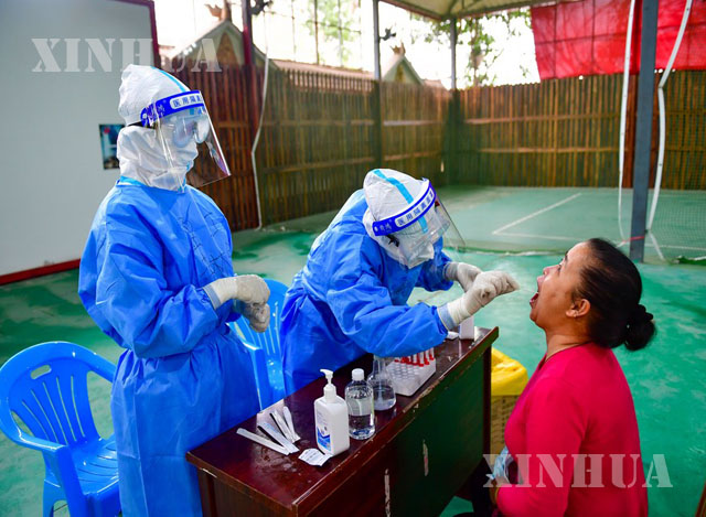 - တရုတ်နိုင်ငံ အနောက်တောင်ပိုင်း ယူနန်ပြည်နယ် ရွှေလီမြို့ရှိ ရောဂါစစ်ဆေးသောနေရာတွင် COVID-19 စစ်ဆေးရန် အမျိုးသမီးတစ်ဦးထံမှ တို့ဖတ်နမူနာရယူနေသည်ကို တွေ့ရစဉ် (ဆင်ဟွာ)