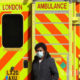 ဗြိတိန်နိုင်ငံ လန်ဒန်မြို့ရှိ တော်ဝန်လန်ဒန်ဆေးရုံပြင်ပ၌ နှာခေါင်းစည်းတပ်ဆင်ထားသော အမျိုးသမီးတစ်ဦ သွားလာနေသည်ကို ဧပြီ ၉ ရက်တွင် မြင်တွေ့ရစဉ်(ဆင်ဟွာ)