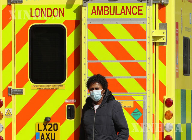 ဗြိတိန်နိုင်ငံ လန်ဒန်မြို့ရှိ တော်ဝန်လန်ဒန်ဆေးရုံပြင်ပ၌ နှာခေါင်းစည်းတပ်ဆင်ထားသော အမျိုးသမီးတစ်ဦ သွားလာနေသည်ကို ဧပြီ ၉ ရက်တွင် မြင်တွေ့ရစဉ်(ဆင်ဟွာ)