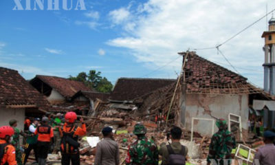 အင်ဒိုနီးရှားနိုင်ငံ အရှေ့ဂျာဗားပြည်နယ် Malang ခရိုင်တွင် ဧပြီ ၁၀ ရက်က ပြင်းအား ၆.၁ အဆင့်ရှိ ငလျင်လှုပ်ခတ်ပြီးနောက် ရှာဖွေရေး နှင့် ကယ်ဆယ်ရေးအဖွဲ့ဝင်များအားတွေ့ရစဉ် (ဆင်ဟွာ)