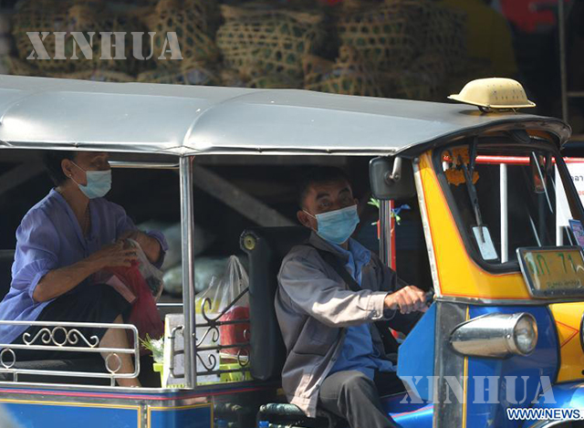 ၂၀၂၁ ခုနှစ် ဇန်နဝါရီ ၂၀ ရက်က ထိုင်းနိုင်ငံ ဘန်ကောက်မြို့ရှိ ဈေးတစ်ခုအနီး သုံးဘီးကားဖြတ်သွားသည်ကို တွေ့ရစဉ်(ဆင်ဟွာ)