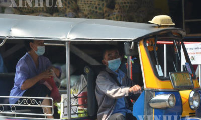 ဘန်ကောက်မြို့ရှိ ဈေးတစ်ခုတွင် တုတ်တုတ်တစ်စီးမှ ခရီးသည်များအားတင်ဆောင်လာစဉ် (ဆင်ဟွာ)