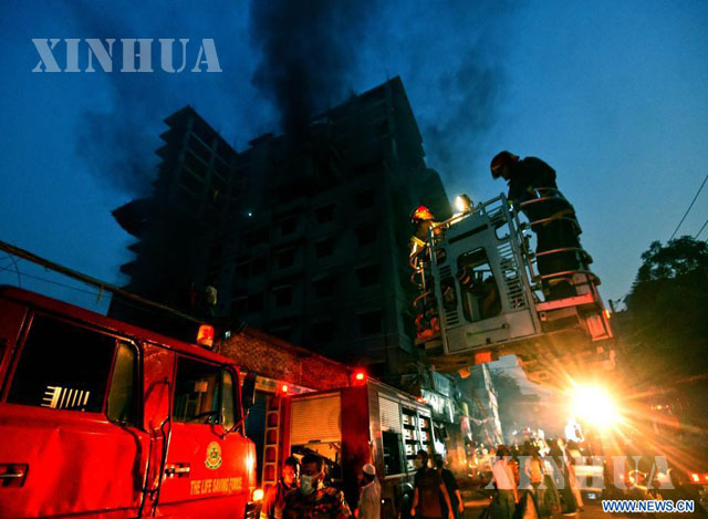 ဘင်္ဂလားဒေ့ရှ်နိုင်ငံ ဒါကာမြို့ရှိ ဓာတုပစ္စည်းသိုလှောင်ရုံ မီးလောင်မှုအား မီးသတ်သမားများ ငြှိမ်းသတ်နေကြစဉ် (ဆင်ဟွာ)