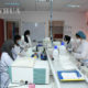 မော်ရိုကိုနိုင်ငံ ရာဘတ်မြို့ရှိ ဓာတ်ခွဲခန်းတစ်ခုတွင် စမ်းသပ်ကိရိယာများ အသုံးပြုကာ COVID-19 ဗိုင်းရပ်စ်ရှာဖွေနေသော ကျန်းမာရေးဝန်ထမ်းများအား တွေ့ရစဉ် (ဆင်ဟွာ)