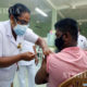 သီရိလင်္ကာနိုင်ငံ၊ ကိုလံဘိုမြို့၌ COVID-19 ကာကွယ်ဆေးထိုးမှုခံယူနေသည့် အမျိုးသားတစ်ဦးအားတွေ့ရစဉ် (ဆင်ဟွာ)