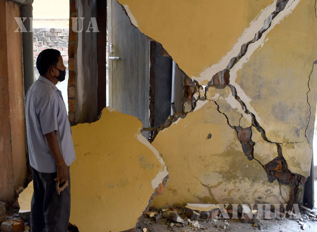 အိန္ဒိယနိုင်ငံ အာသံပြည်နယ်တွင် ငလျင်ကြောင့် ပျက်စီးသွားသော အဆောက်အဦအား ဧပြီ ၂၈ ရက်က တွေ့ရစဉ်(ဆင်ဟွာ)