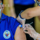 ဖိလစ်ပိုင်နိုင်ငံ၊မနီလာမြို့ အဆုတ်စင်တာ၌ ကျန်းမာရေးဝန်ထမ်းတစ်ဦး တရုတ်နိုင်ငံထုတ် Sinovac ကာကွယ်ဆေး ပထမအကြိမ်ထိုးနှံမှုခံယူနေသည်ကို ၂၀၂၁ ခုနှစ် မတ် ၁ရက်တွင် တွေ့ရစဉ် (ဆင်ဟွာ)