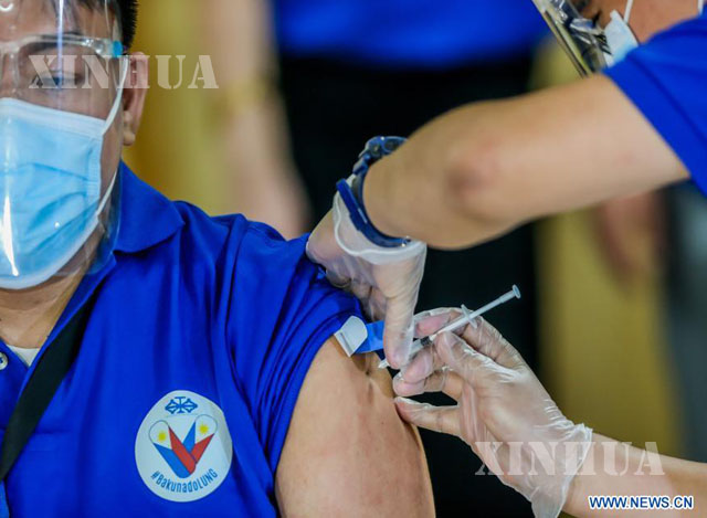 ဖိလစ်ပိုင်နိုင်ငံ၊မနီလာမြို့ အဆုတ်စင်တာ၌ ကျန်းမာရေးဝန်ထမ်းတစ်ဦး တရုတ်နိုင်ငံထုတ် Sinovac ကာကွယ်ဆေး ပထမအကြိမ်ထိုးနှံမှုခံယူနေသည်ကို ၂၀၂၁ ခုနှစ် မတ် ၁ရက်တွင် တွေ့ရစဉ် (ဆင်ဟွာ)