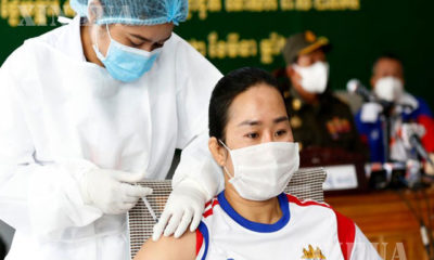 ကမ္ဘောဒီးယားနိုင်ငံ၊ ဖနွမ်းပင်မြို့၊ Preah Ket Mealea ဆေးရုံ၌ သူနာပြုတစ်ဦးက အားကစားသမားတစ်ဦးအား ၂၀၂၁ခုနှစ်၊ မတ် ၂ ရက်တွင် COVID-19 ကာကွယ်ဆေးထိုးနှံပေးနေစဉ် (ဆင်ဟွာ)