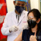 ကမ္ဘောဒီးယားနိုင်ငံ ဖနွမ်းပင်မြို့ရှိ ကာကွယ်ဆေးထိုးနှံပေးသောနေရာတွင် Sinovac COVID-19 ကာကွယ်ဆေးထိုးနှံမှုခံယူနေသူတစ်ဦးကို တွေ့ရစဉ် (ဆင်ဟွာ)