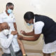ဘော့ဆွာနာနိုင်ငံ၏ သမ္မတဟောင်း Festus Mogae သည် ၂၀၂၁ ခုနှစ် မတ်၂၆ ရက်တွင် ဘော့ဆွာနာနိုင်ငံ ဂါဘရွန်နေမြို့ရှိ Block 8 ကျန်းမာရေးဆေးပေးခန်းတွင် COVID-19 ကာကွယ်ဆေးထိုးနှံမှုခံယူနေစဉ် (ဆင်ဟွာ)