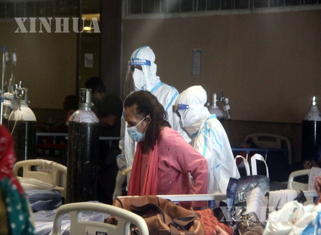 အိန္ဒိယနိုင်ငံ နယူးဒေလီမြို့ရှိ LNJP ဆေးရုံတွင် တက်ရောက်ကုသနေသည့် COVID-19 လူနာများအား တွေ့ရစဉ် (ဆင်ဟွာ)