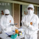 တောင်အာဖရိကနိုင်ငံ ဂျိုဟန်နက်စ်ဘာ့ခ်မြို့ရှိ COVID-19 ရောဂါစစ်ဆေးပေးသောနေရာတွင် အလုပ်လုပ်နေသည့် ကျန်းမာရေးဝန်ထမ်းများကို တွေ့ရစဉ် (ဆင်ဟွာ)