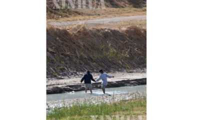 ဂွါတီမာလာနိုင်ငံမှ ရွှေ့ပြောင်းနေထိုင်သူ ကလေးငယ်နှစ်ဦး အမေရိကန်-မက္ကဆီကို နယ်စပ် Rio Grande မြစ်ကို ဖြတ်၍ အမေရိကန်နိုင်ငံသို့ ဝင်ရောက်ရန် ကြိုးပမ်းနေသည်ကို တွေ့ရစဉ် (ဆင်ဟွာ)