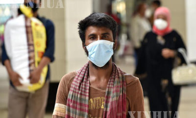 ဘင်္ဂလားဒေ့ရှ်နိုင်ငံ ဒါကာမြို့ရှိ ဘူတာအနီးတွင် နှာခေါင်းစည်းတပ်ဆင်၍ လမ်းလျှောက်နေသူကို တွေ့ရစဉ် (ဆင်ဟွာ)