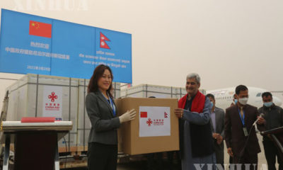 နီပေါနိုင်ငံ ခတ္တမန္ဒူမြို့ရှိ Tribhuvan အပြည်ပြည်ဆိုင်ရာလေဆိပ်၌ မတ် ၂၉ ရက်တွင် တရုတ်နိုင်ငံမှ လှူဒါန်းသည့် ကာကွယ်ဆေးများ ကြိုဆိုသည့် အခမ်းအနား၌ နီပေါနိုင်ငံဆိုင်ရာ တရုတ်နိုင်ငံ သံအမတ်ကြီး နှင့် နီပေါနိုင်ငံ ကျန်းမာရေးဝန်ကြီးတို့အား တွေ့ရစဉ်(ဆင်ဟွာ)