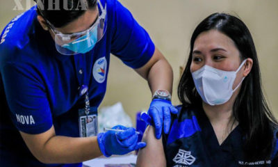 ဖိလစ်ပိုင်နိုင်ငံ မနီလာမြို့ရှိ Lung စင်တာရှိ ကာကွယ်ဆေးထိုးနှံခြင်း ပထမဆုံးနေ့၌ တရုတ်နိုင်ငံ Sinovac ၏ COVID-19 ကာကွယ်ဆေးထိုးနှံမှုခံယူနေသည့် ကျန်းမာရေးဝန်ထမ်းတစ်ဦးအား တွေ့ရစဉ် (ဆင်ဟွာ)