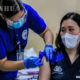 ဖိလစ်ပိုင်နိုင်ငံ မနီလာမြို့ရှိ Lung စင်တာရှိ ကာကွယ်ဆေးထိုးနှံခြင်း ပထမဆုံးနေ့၌ တရုတ်နိုင်ငံ Sinovac ၏ COVID-19 ကာကွယ်ဆေးထိုးနှံမှုခံယူနေသည့် ကျန်းမာရေးဝန်ထမ်းတစ်ဦးအား တွေ့ရစဉ် (ဆင်ဟွာ)