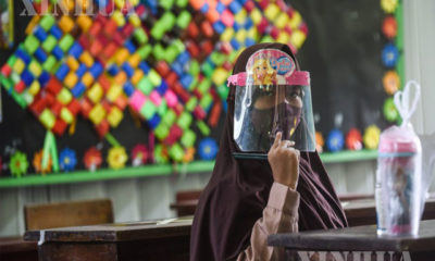 အင်ဒိုနီးရှားနိုင်ငံ ဂျာကာတာမြို့ရှိ စာသင်ကျောင်းတစ်ခု၌ အခန်းတွင်း သင်ကြားမှု ပြုလုပ်နေစဉ် နှာခေါင်းစည်း ၊ face shield ဝတ်ဆင်ထားသော ကျောင်းသူတစ်ဦးအား တွေ့ရစဉ်(ဆင်ဟွာ)