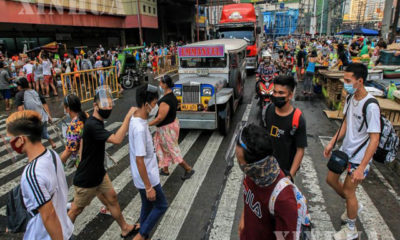 ဖိလစ်ပိုင်နိုင်ငံ မနီလာမြို့ရှိ လူသွားလူလာများပြားသောလမ်းတစ်နေရာတွင် နှာခေါင်းစည်းတပ်ဆင်ထားသူများအား တွေ့ရစဉ် (ဆင်ဟွာ)