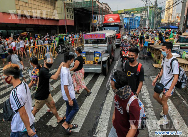 ဖိလစ်ပိုင်နိုင်ငံ မနီလာမြို့ရှိ လူသွားလူလာများပြားသောလမ်းတစ်နေရာတွင် နှာခေါင်းစည်းတပ်ဆင်ထားသူများအား တွေ့ရစဉ် (ဆင်ဟွာ)