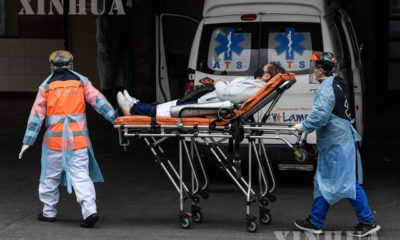 ကျန်းမာရေးဝန်ထမ်းများက COVID-19 လူနာအား ချီလီနိုင်ငံ ဆန်တီယာဂိုမြို့ရှိ San Jose ဆေးရုံသို့ သယ်ဆောင်လာစဉ် (ဆင်ဟွာ)