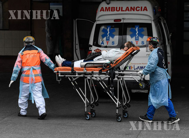 ကျန်းမာရေးဝန်ထမ်းများက COVID-19 လူနာအား ချီလီနိုင်ငံ ဆန်တီယာဂိုမြို့ရှိ San Jose ဆေးရုံသို့ သယ်ဆောင်လာစဉ် (ဆင်ဟွာ)