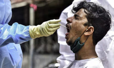 အိန္ဒိယနိုင်ငံ မွမ်ဘိုင်းမြို့ Dharavi ရပ်ကွက်အတွင်းရှိ COVID-19 စစ်ဆေးမှုအတွက် အမျိုးသားတစ်ဦးထံမှ အာခေါင်တို့ဖတ်ရယူနေသည်ကို တွေ့ရစဉ် (ဓာတ်ပုံ- Str/Xinhua)