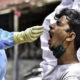 အိန္ဒိယနိုင်ငံ မွမ်ဘိုင်းမြို့ Dharavi ရပ်ကွက်အတွင်းရှိ COVID-19 စစ်ဆေးမှုအတွက် အမျိုးသားတစ်ဦးထံမှ အာခေါင်တို့ဖတ်ရယူနေသည်ကို တွေ့ရစဉ် (ဓာတ်ပုံ- Str/Xinhua)