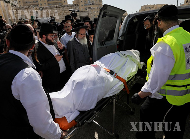 အစ္စရေးနိုင်ငံ၌ Lag BaOmer ဂျူးဘာသာရေးပွဲတော်အခမ်းအနားအတွင်း လူအုပ်ပိ၍ သေဆုံးသွားသူ၏ စုပေါင်းအသုဘအခမ်းအနားကို ဧပြီ ၃၀ ရက်က ကျင်းပပြုလုပ်နေစဉ်(ဆင်ဟွာ)