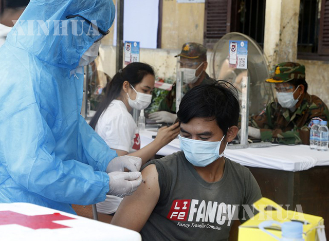 ကမ္ဘောဒီးယားနိုင်ငံ ဖနွမ်းပင်မြို့၌ မေ ၁ ရက်က ကျန်းမာရေးဝန်ထမ်းတစ်ဦးကို တရုတ်နိုင်ငံထုတ် Sinopharm COVID-19 ကာကွယ်ဆေးထိုးနှံပေးနေစဉ်(ဆင်ဟွာ)