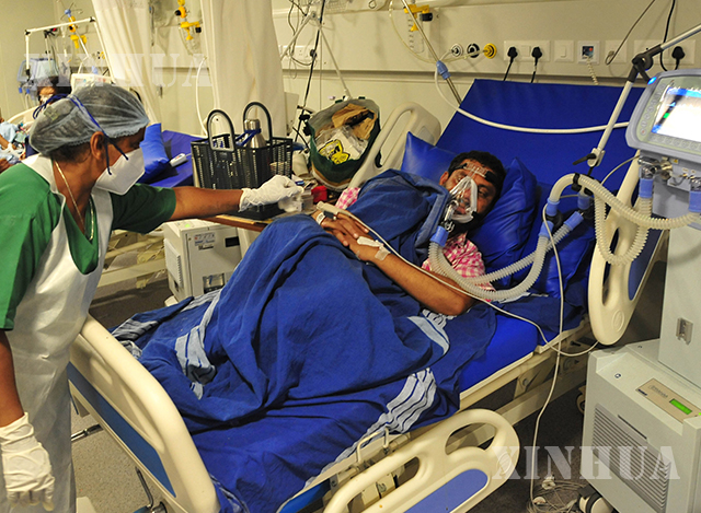 အိန္ဒိယနိုင်ငံ ဆေးရုံတစ်ခုရှိ COVID-19 လူနာဆောင်တွင် လူနာများအား ကုသမှုပေးနေသည်ကို ဧပြီလကုန်ပိုင်းက တွေ့ရစဉ်(ဆင်ဟွာ)