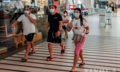 ဖိလစ်ပိုင်နိုင်ငံ မနီလာမြို့ရှိ ဈေးဝယ်စင်တာတစ်ခုတွင် နှာခေါင်းစည်းတပ်ဆင်သွားလာနေသူများအား တွေ့ရစဉ်(ဆင်ဟွာ)