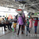 အိန္ဒိယနိုင်ငံ ဘင်ဂလောမြို့ရထားဘူတာရုံ၌ ခရီးသွားများအား ဧပြီ ၂၀ ရက်ကတွေ့ရစဉ် (ဆင်ဟွာ)