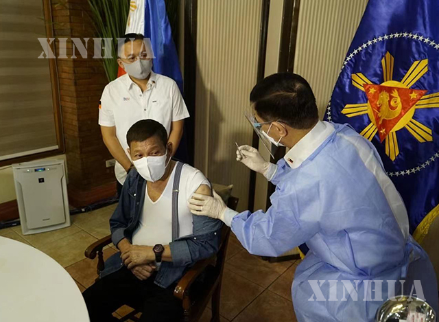 ဖိလစ်ပိုင်နိုင်ငံသမ္မတဒူတာတေးက မေ ၃ ရက်တွင် မနီလာမြို့တော်၌ တရုတ်နိုင်ငံထုတ် Sinopharm ကိုဗစ်ကာကွယ်ဆေး ပထမအကြိမ်ထိုးနှံမှုခံယူနေစဉ်(ဆင်ဟွာ)