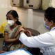 အိန္ဒိယနိုင်ငံ နယူးဒေလီမြို့ရှိ အစိုးရဆေးရုံတစ်ခု၌ အမျိုးသမီးတစ်ဦး COVID-19 ကာကွယ်ဆေး ထိုးနှံမှု ခံယူနေစဉ်(ဆင်ဟွာ)