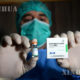 ပါကစ္စတန်နိုင်ငံ ပတ်ရှ်ဝါမြို့ရှိ ဆေးရုံတစ်ရုံတွင် တရုတ်နိုင်ငံ၏ COVID-19 ကာကွယ်ဆေးအား ကျန်းမာရေးဝန်ထမ်းတစ်ဦးက ပြသနေစဉ် (ဆင်ဟွာ)